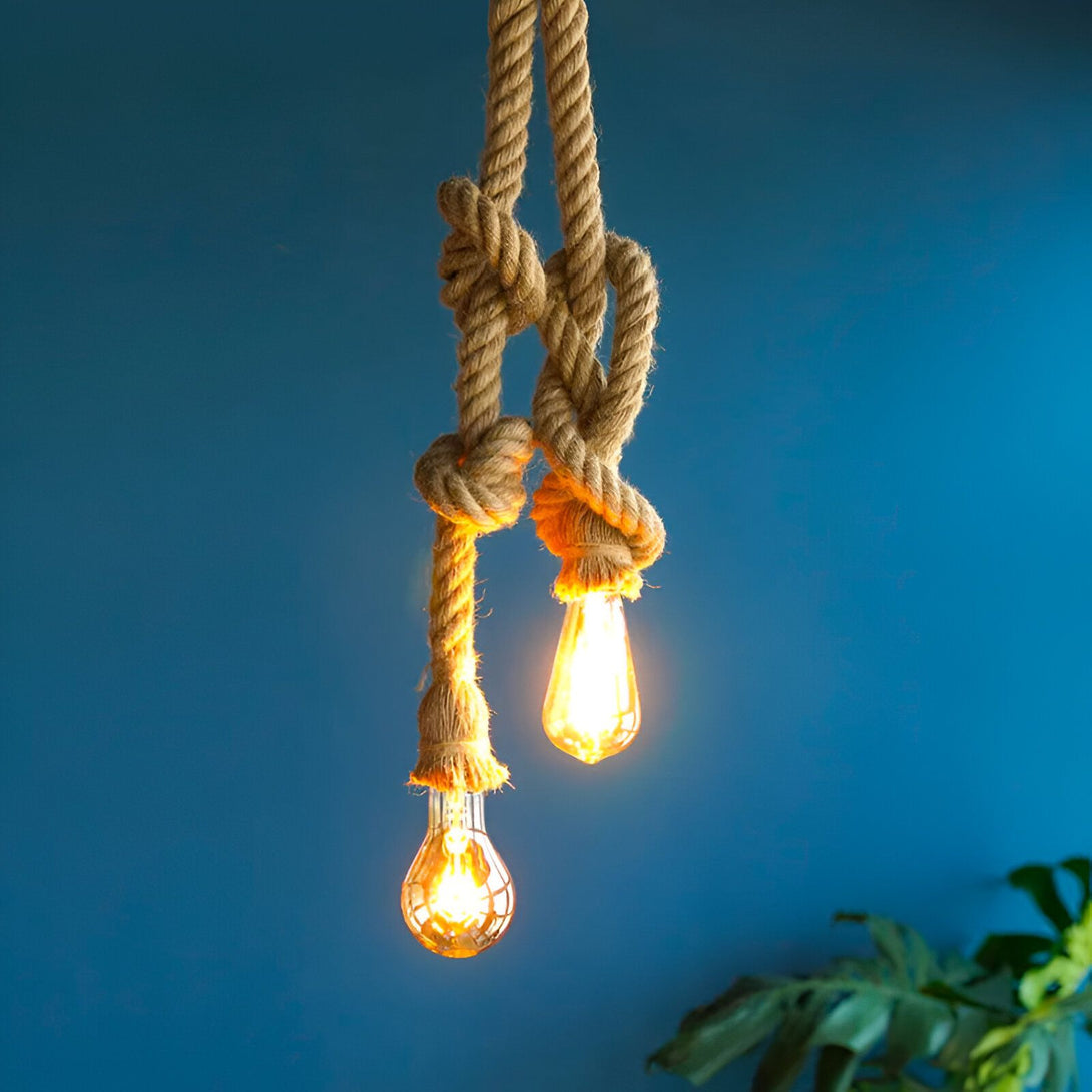Deux ampoules à incandescence suspendues par une corde nouée. NA-9819502691,NA-0468047999,NA-2808968329,NA-4211272047,NA-1246775506,NA-9736420531,NA-504989431X,NA-9985201795,NA-3210215855,NA-9216811234,NA-7712544344,NA-4497467171,NA-0771156855,NA-921138169X,NA-5711653431,NA-7153575618,NA-5734760625,NA-1051907969,NA-1844202704,NA-5681630056,