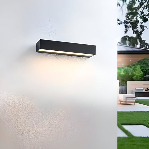 Une applique murale extérieure noire rectangulaire émettant une lumière blanche chaude vers le bas. NA-033735863X,NA-9496728251,NA-8762483625,NA-6848322024,NA-1955103321,NA-7992054555,NA-9701687752,NA-4955698107,