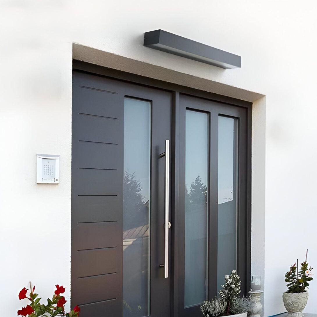 Une porte d'entrée moderne avec un éclairage extérieur et des plantes à l'entrée. NA-033735863X,NA-9496728251,NA-8762483625,NA-6848322024,NA-1955103321,NA-7992054555,NA-9701687752,NA-4955698107,