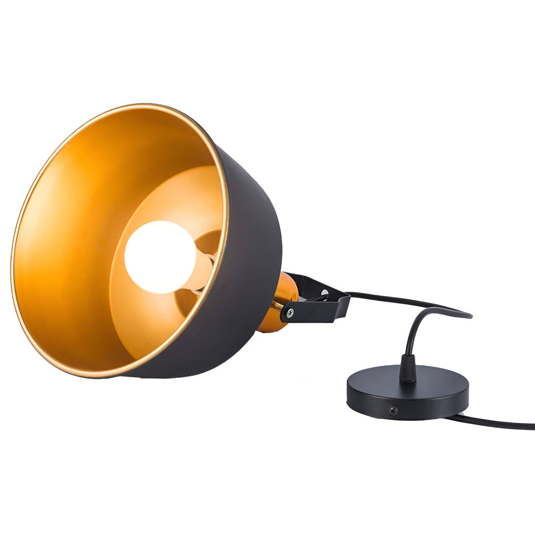 Une lampe industrielle noire et or avec un abat-jour en métal doré et une douille E27. SO-6437109300,SO-7477021855,