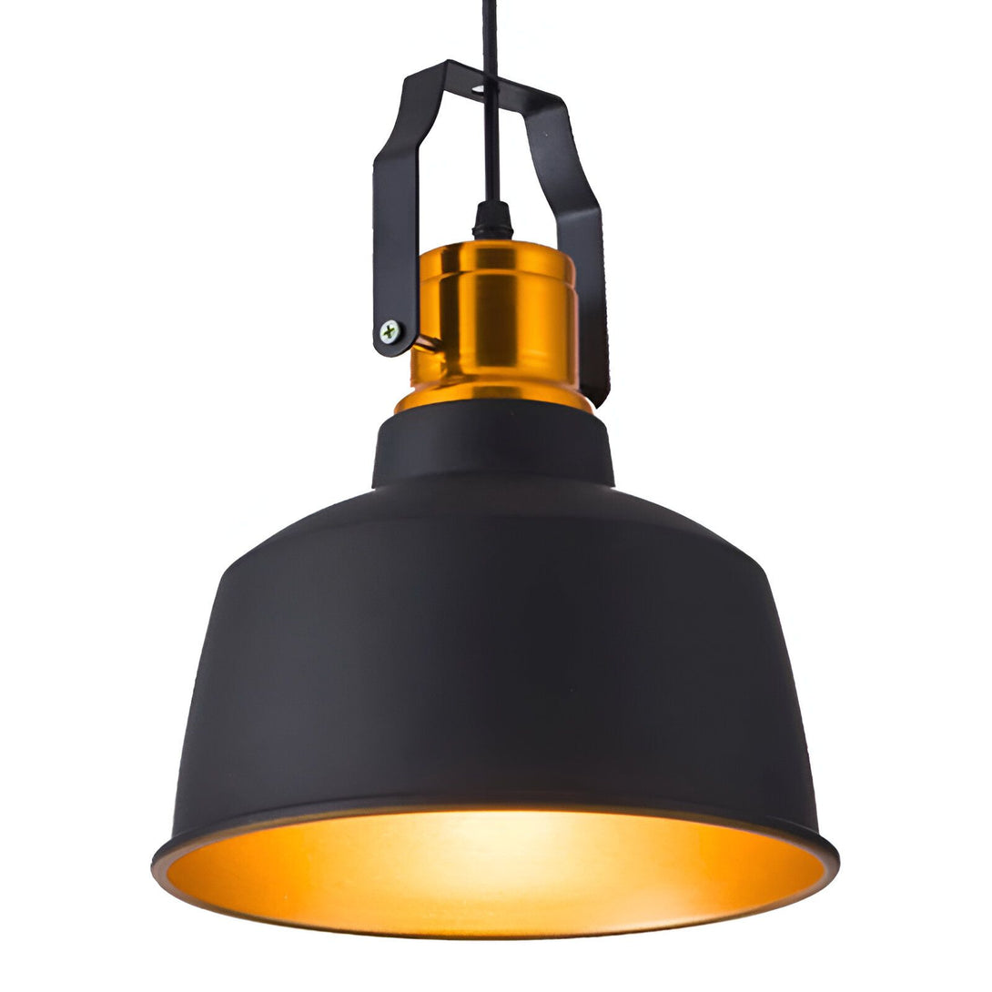 Une lampe suspendue en aluminium de couleur noire avec une ampoule dorée. La lampe est de style industriel et a une forme de cloche. Elle est suspendue par un câble noir et est fixée au plafond par un crochet. SO-6437109300,SO-7477021855,
