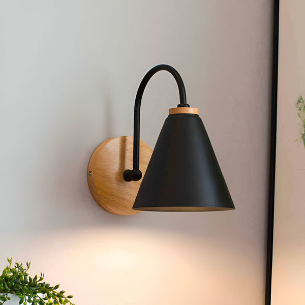 Une applique murale en métal noir avec un abat-jour en forme de cône et une base en bois clair. NE-384244429X,
