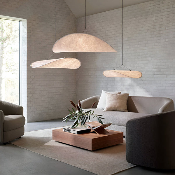 Trois lampes en papier suspendues au-dessus d'un canapé et d'une table basse dans un salon. PA-8575809121,PA-9355307969,PA-5699279555,PA-3865014690,PA-433923592X,PA-4515143298,PA-7886144309,PA-3221278217,PA-5040528183,PA-8352580671,PA-6565199493,PA-1604498463,PA-8842648299,PA-8743925359,PA-5298185258,PA-2364053234,PA-0224069756,PA-3310175502,
