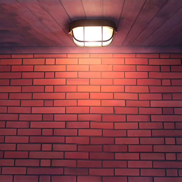 Une image d'un mur de briques avec une lampe au plafond. LE-1239025416,