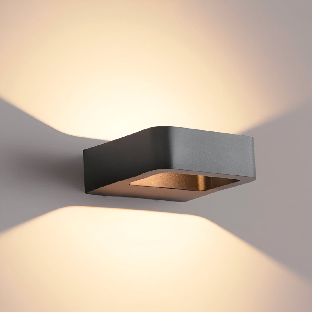 Le Luminaire Extérieur Moderne est un luminaire mural au design épuré et élégant. Il est fabriqué en aluminium de haute qualité et est disponible en noir ou en blanc. Le luminaire est équipé d'un module LED intégré de 10W et diffuse une lumière blanche chaude de 3000K. Il est idéal pour éclairer les murs extérieurs de votre maison ou de votre entreprise. TI-4579808703,TI-7025145769,TI-2819352278,TI-7556450449,TI-3230127471,TI-2139594959,TI-2581547421,TI-0992319544,