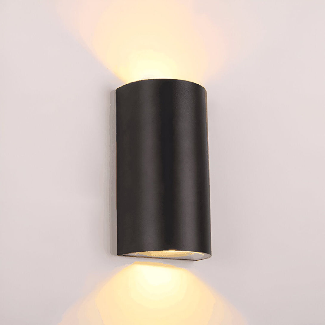 Ce produit est une applique murale d'extérieur de la marque Luminaire. Cette applique est en aluminium et possède une forme rectangulaire. Elle est de couleur noire et mesure 10 cm de haut, 5 cm de large et 15 cm de profondeur. Cette applique est équipée d'un module LED intégré de 10W et diffuse une lumière blanc chaud de 3000K. Elle est idéale pour éclairer une terrasse, un balcon ou une allée. TE-105722894X,TE-9867511018,TE-1150191112,TE-5928509936,TE-9548792028,TE-8734522395,TE-7402103595,TE-9926153259,