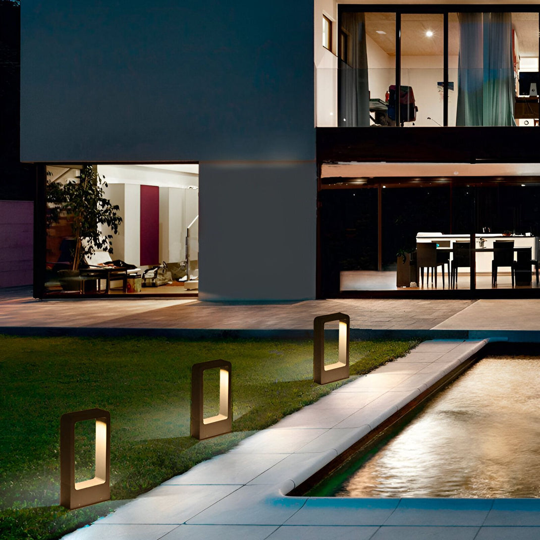 Une image d'une maison moderne avec une piscine et des lumières LED encastrées dans le sol. NE-755254144X,NE-2769874705,NE-0294437452,NE-1666104728,NE-5327672107,NE-988439248X,NE-8976410963,NE-906375275X,