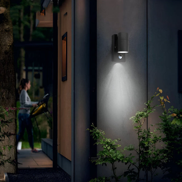 Le luminaire extérieur terrasse moderne est un produit idéal pour éclairer votre terrasse. Il est fabriqué en aluminium de haute qualité et est disponible en noir ou en blanc. Il est équipé d'un détecteur de mouvement et d'un capteur de lumière, ce qui lui permet de s'allumer automatiquement lorsqu'il détecte un mouvement ou lorsque la lumière est faible. Il est également résistant aux intempéries, ce qui le rend idéal pour une utilisation en extérieur.