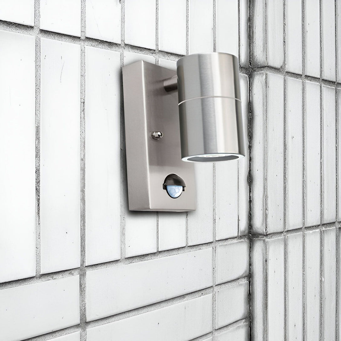 Applique murale d'extérieur moderne en acier inoxydable avec détecteur de mouvement et ampoule LED GU10 incluse. Cette applique murale est idéale pour éclairer votre terrasse, votre porche ou tout autre espace extérieur. TE-5159176063,TE-7774695362,TE-7270309973,TE-7875614635,TE-1081747528,TE-7840434541,TE-7867901833,TE-9731579990,