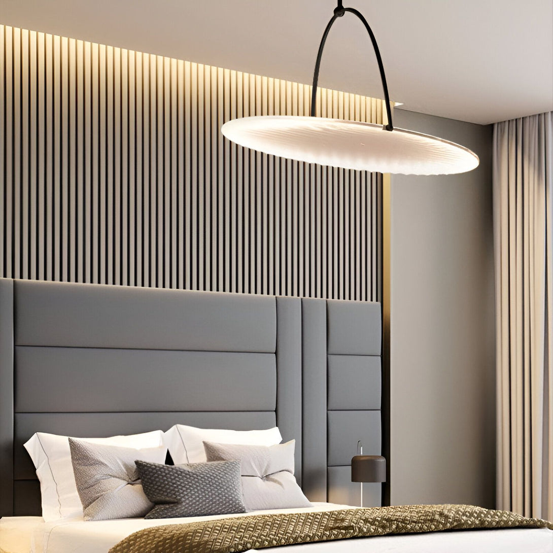 Une chambre à coucher avec un lit, une table de chevet, une lampe et des rideaux. CO-2700004558,CO-8923300365,