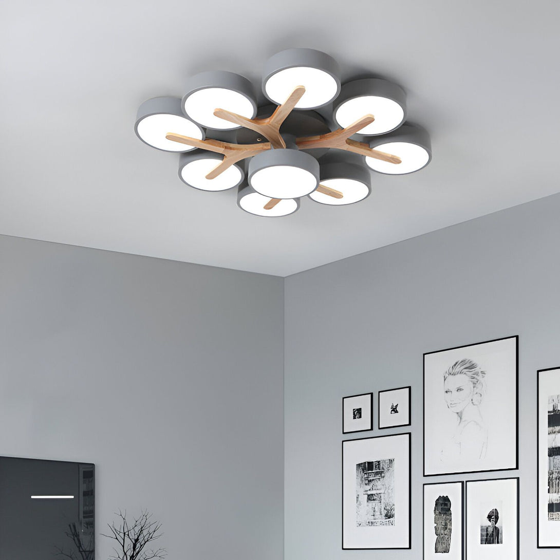 Un plafonnier LED gris avec un design moderne et épuré. Il est composé de 9 cercles en aluminium et de 2 branches en bois. Les cercles sont disposés de manière à créer une forme de fleur. Le plafonnier est suspendu au plafond par 2 câbles en acier. PL-2355612153,PL-5660108733,PL-3743409283,PL-6047112455,PL-2411414536,PL-2840750430,