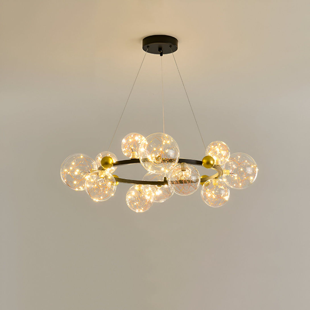 Une image d'un lustre moderne avec des boules en verre soufflé et des ampoules LED. Le lustre est suspendu au plafond par un fil noir. Les boules en verre soufflé sont de différentes tailles et sont disposées en cercle. Les ampoules LED sont placées à l'intérieur des boules en verre soufflé et émettent une lumière chaude et diffuse. BE-1254612327,BE-7357843688,