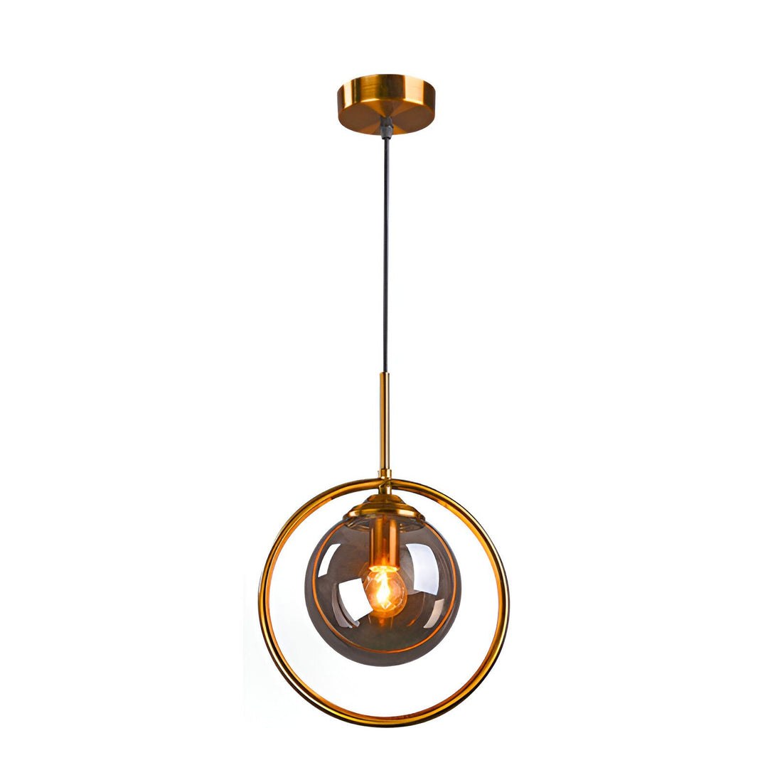 Une lampe suspendue en verre avec une monture en métal doré. La lampe est de forme sphérique et est suspendue par un câble doré. La monture en métal doré est de forme circulaire et entoure la lampe en verre. VE-8794649839,VE-2128730597,VE-1613731329,VE-1755348045,VE-9817635031,VE-7370967131,