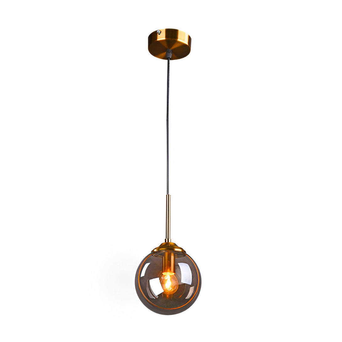 Une lampe suspendue en verre avec une finition laiton. La lampe est de forme ronde et a un diamètre de 20 cm. Le câble de suspension est réglable en hauteur. La lampe est compatible avec les ampoules E27 d'une puissance maximale de 60W. VE-8794649839,VE-2128730597,VE-1613731329,VE-1755348045,VE-9817635031,VE-7370967131,