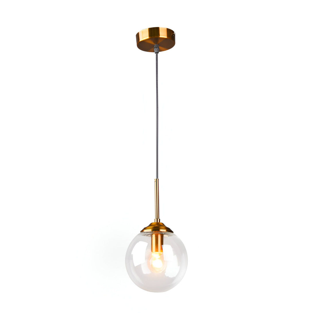 Une lampe suspendue en verre transparent avec une monture en métal doré. La lampe est de forme sphérique et est suspendue par un fil doré. VE-8794649839,VE-2128730597,VE-1613731329,VE-1755348045,VE-9817635031,VE-7370967131,