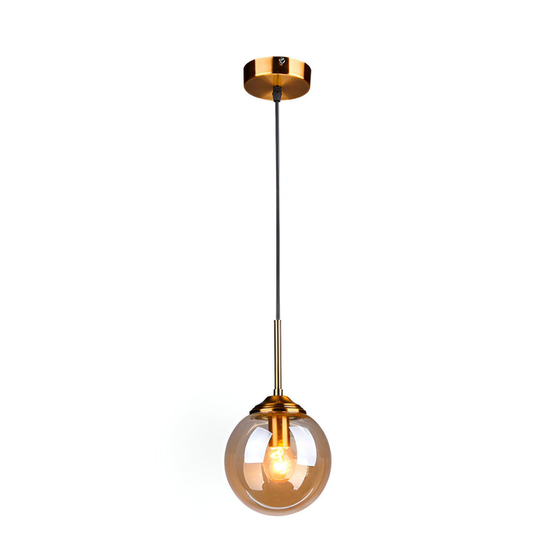Une lampe suspendue en verre de couleur ambre avec un cordon noir et une douille en laiton. La lampe est de forme sphérique et émet une lumière chaude et diffuse. VE-8794649839,VE-2128730597,VE-1613731329,VE-1755348045,VE-9817635031,VE-7370967131,