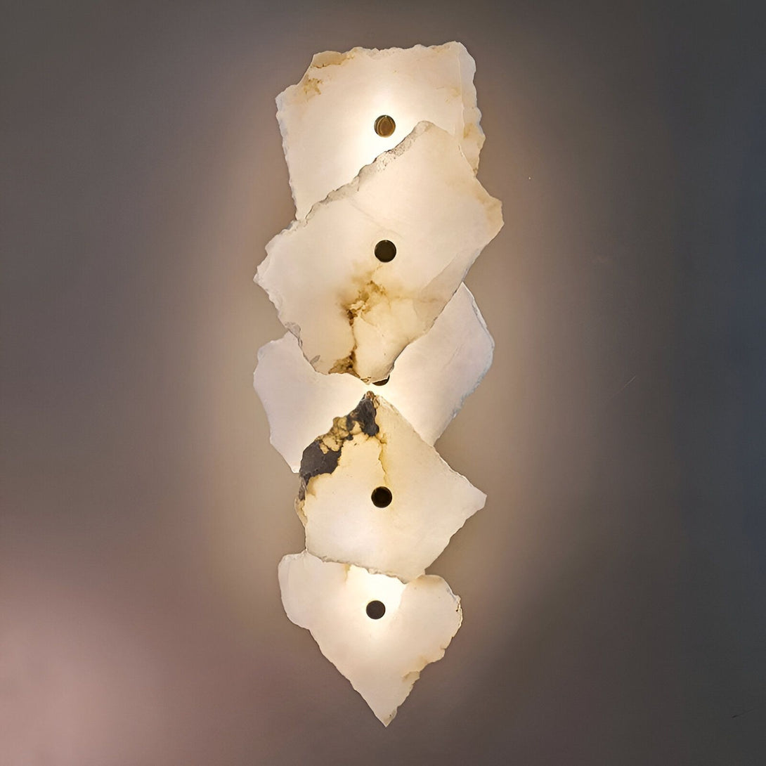 Une applique murale en albâtre rétroéclairé. L'albâtre est un matériau naturel qui présente des variations de couleur et de veinage, ce qui rend chaque applique unique. L'applique est dotée d'un variateur d'intensité qui permet de créer l'ambiance lumineuse souhaitée.