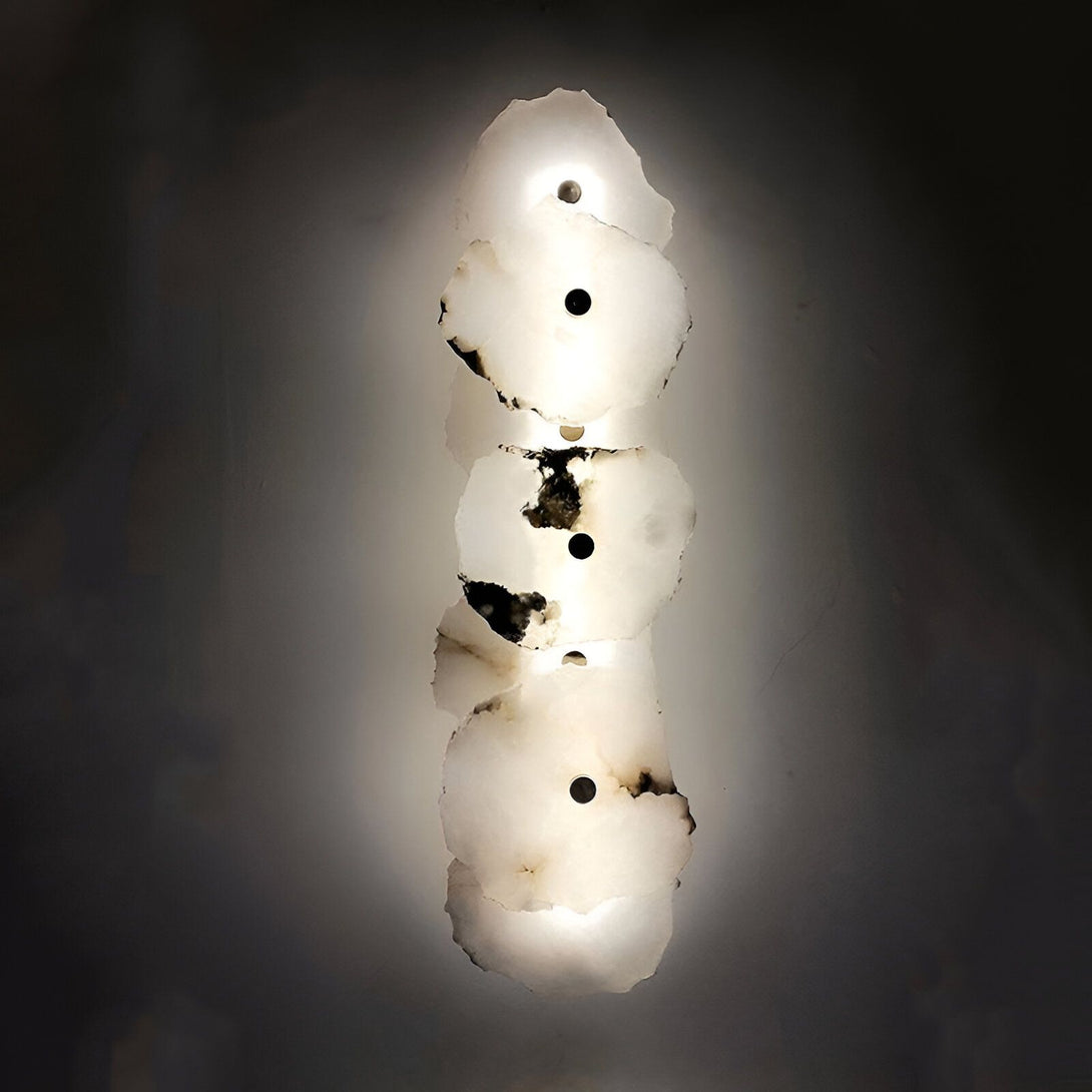 Une image d'un luminaire mural de cuisine original. Il est composé de 5 plaques d'albâtre rétroéclairées, chacune étant percée de 3 trous pour laisser passer la lumière. Le luminaire est fixé au mur par une armature en métal noir. SO-7123178807,SO-3400845779,SO-5887625120,SO-4903500098,SO-3636295578,SO-849075828X,SO-146225764X,SO-9847436983,SO-5004486255,SO-7723655282,SO-1193799546,SO-1571209999,SO-7257596271,SO-0868806838,SO-4134838452,SO-3316489436,SO-2323713949,SO-5166243994,