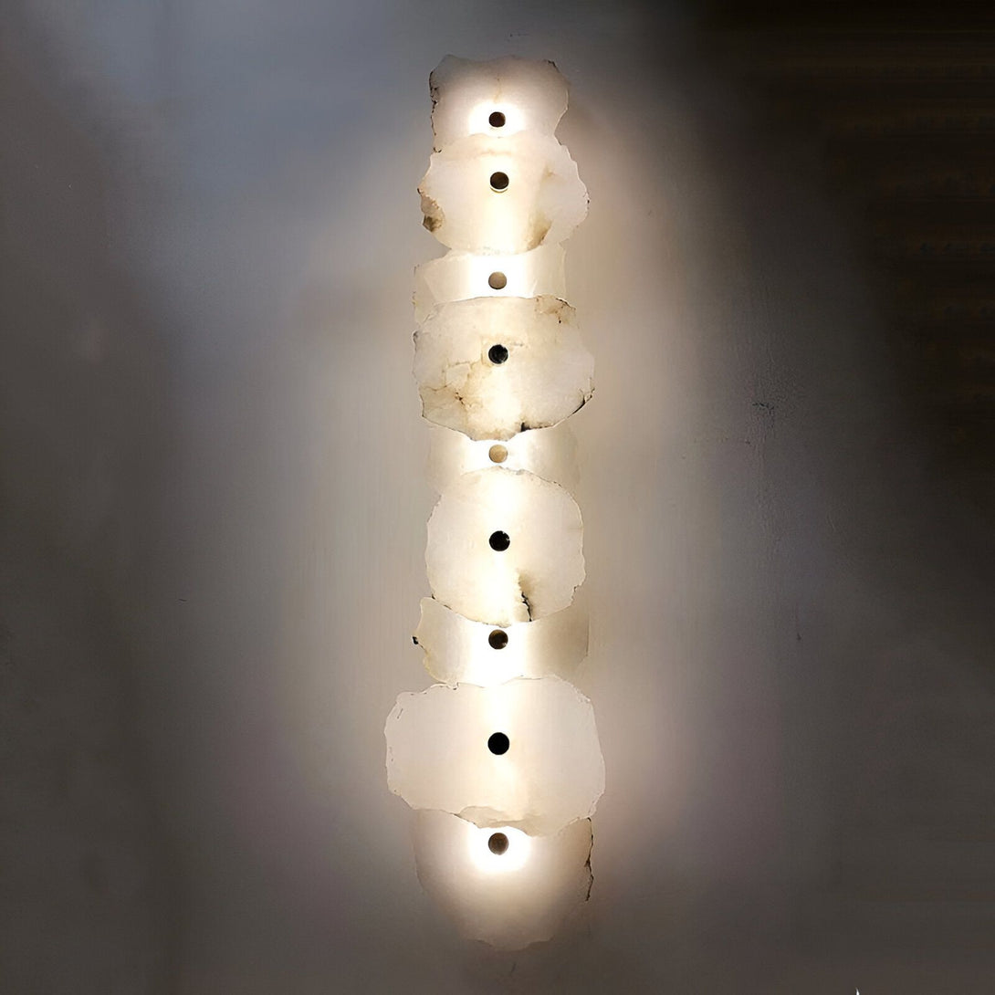Une image d'un luminaire mural de cuisine original. Le luminaire est composé de plusieurs plaques d'albâtre rétroéclairées, ce qui donne un effet de lumière douce et tamisée. Le luminaire est parfait pour créer une ambiance chaleureuse et accueillante dans votre cuisine.