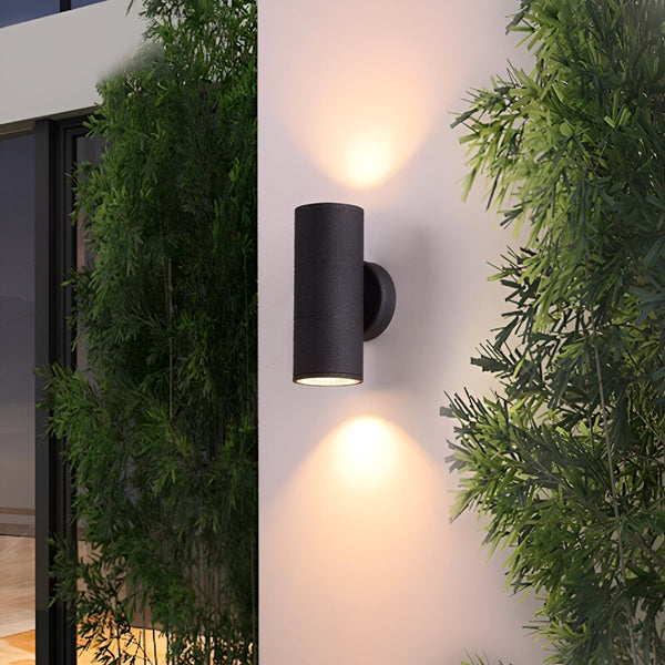 Applique murale d'extérieur au design moderne avec deux sources de lumière LED GU10, fabriquée en aluminium et en verre. La lampe est de couleur noire et a une forme cylindrique. Elle est idéale pour éclairer les murs extérieurs de votre maison ou de votre jardin. UK-0205687849,UK-2480696774,UK-2510461427,UK-9295319982,UK-3273117745,UK-008158010X,UK-7323325803,UK-3902038195,