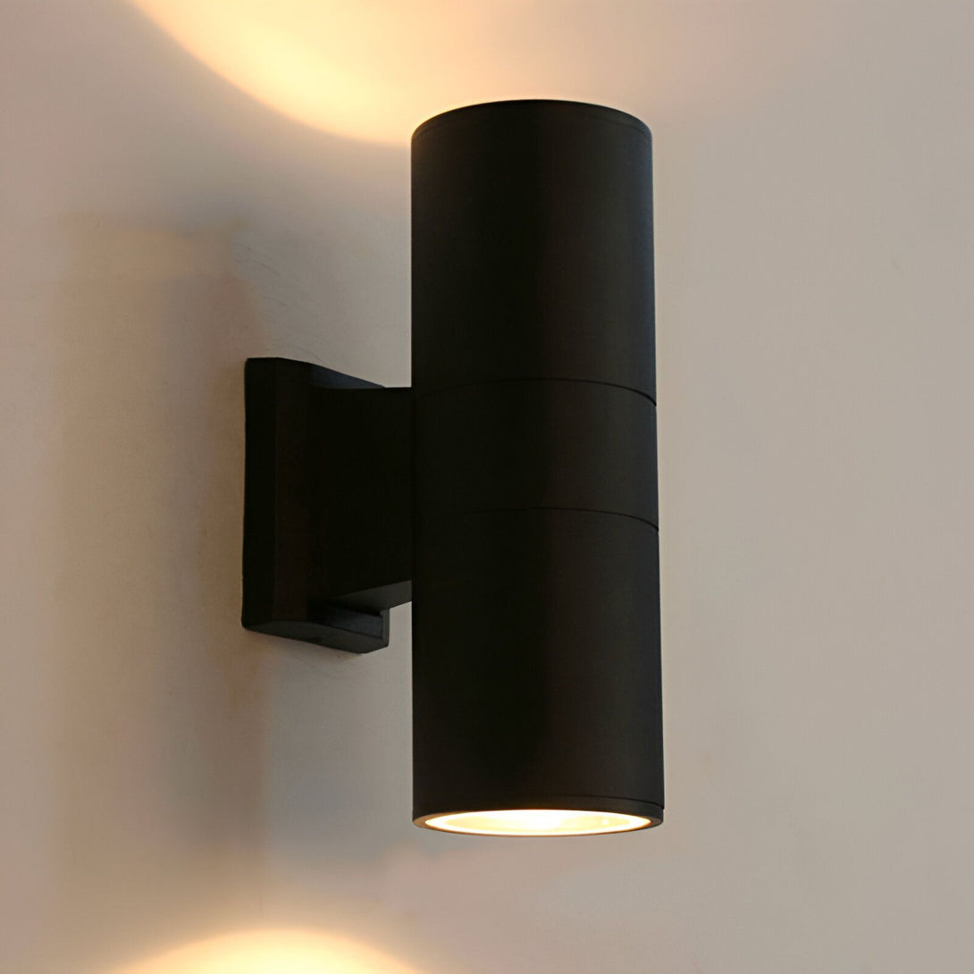 Applique murale d'extérieur au design moderne avec deux筒s verticaux en aluminium noir et diffuseurs en verre opale. UK-0205687849,UK-2480696774,UK-2510461427,UK-9295319982,UK-3273117745,UK-008158010X,UK-7323325803,UK-3902038195,