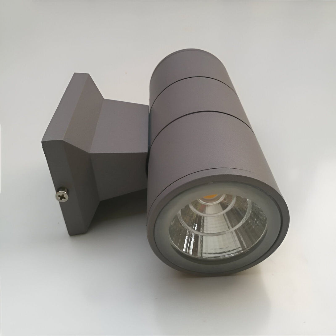 Le luminaire mural extérieur design est un produit d'éclairage mural. Il est fabriqué en aluminium et a une finition gris anthracite. Il est équipé d'un module LED intégré de 10W et diffuse une lumière blanche chaude de 3000K. Il est idéal pour éclairer les murs extérieurs de votre maison ou de votre entreprise. UK-0205687849,UK-2480696774,UK-2510461427,UK-9295319982,UK-3273117745,UK-008158010X,UK-7323325803,UK-3902038195,