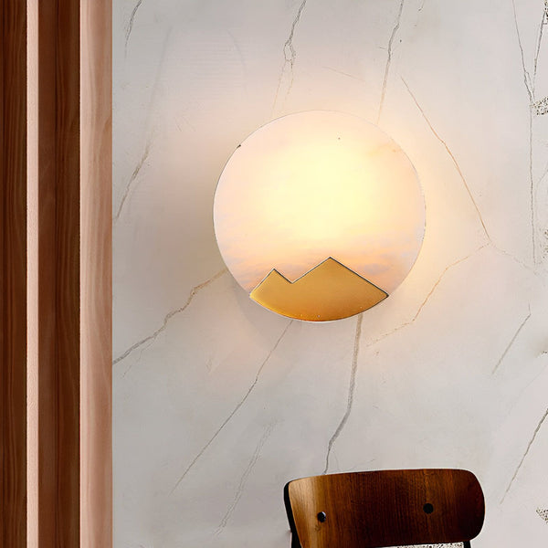 Une applique murale ronde en marbre blanc avec un insert en laiton doré représentant des montagnes. PA-5944852194,PA-5375841533,