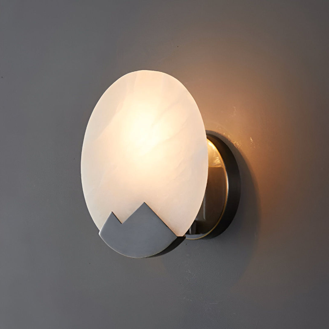Une applique murale en métal noir avec un abat-jour rond en verre blanc. PA-5944852194,PA-5375841533,