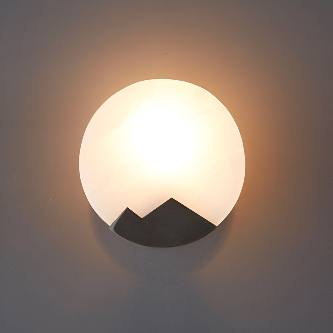 Une applique murale ronde en verre dépoli avec un motif de montagne en métal noir. PA-5944852194,PA-5375841533,