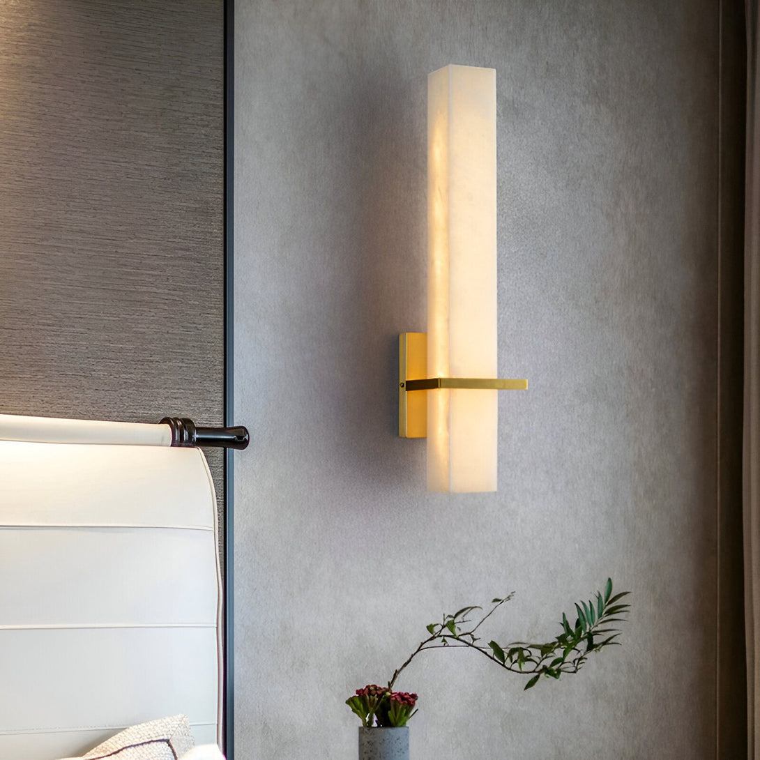 Une applique murale en marbre blanc avec une lumière LED intégrée. L'applique est fixée au mur par une plaque en métal doré. BE-4599795178,BE-5961615162,BE-7784968078,