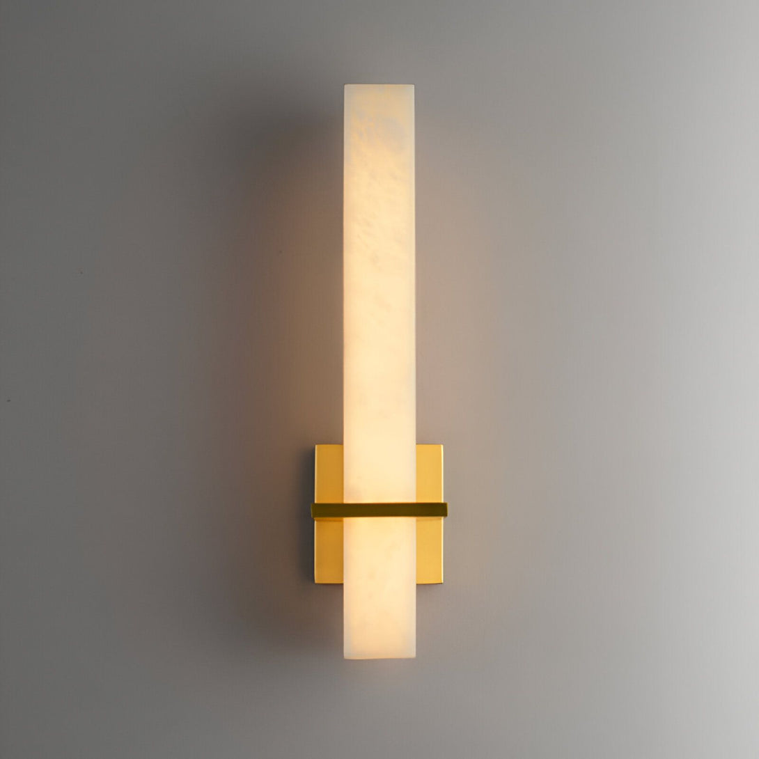 Une applique murale en albâtre et laiton. L'albâtre est translucide et laisse passer la lumière. Le laiton est doré et donne une touche de luxe à l'applique. L'applique est de forme rectangulaire et mesure 12 pouces de haut sur 4 pouces de large. BE-4599795178,BE-5961615162,BE-7784968078,