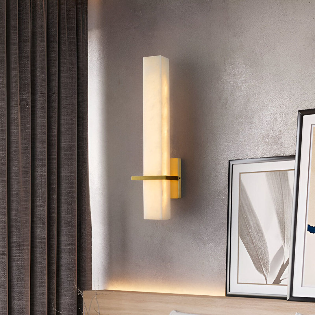 Une applique murale en albâtre et laiton. L'applique est de forme rectangulaire et émet une lumière douce et chaude. Elle est idéale pour une chambre à coucher ou un salon. BE-4599795178,BE-5961615162,BE-7784968078,