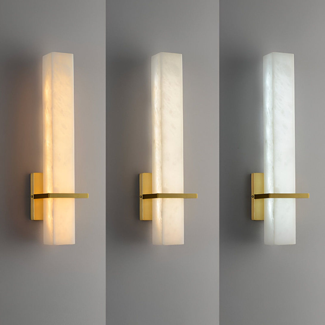Une applique murale en albâtre et laiton massif. L'albâtre est rétroéclairé par une LED intégrée. L'applique est disponible en trois finitions : laiton brossé, laiton poli et noir mat. BE-4599795178,BE-5961615162,BE-7784968078,