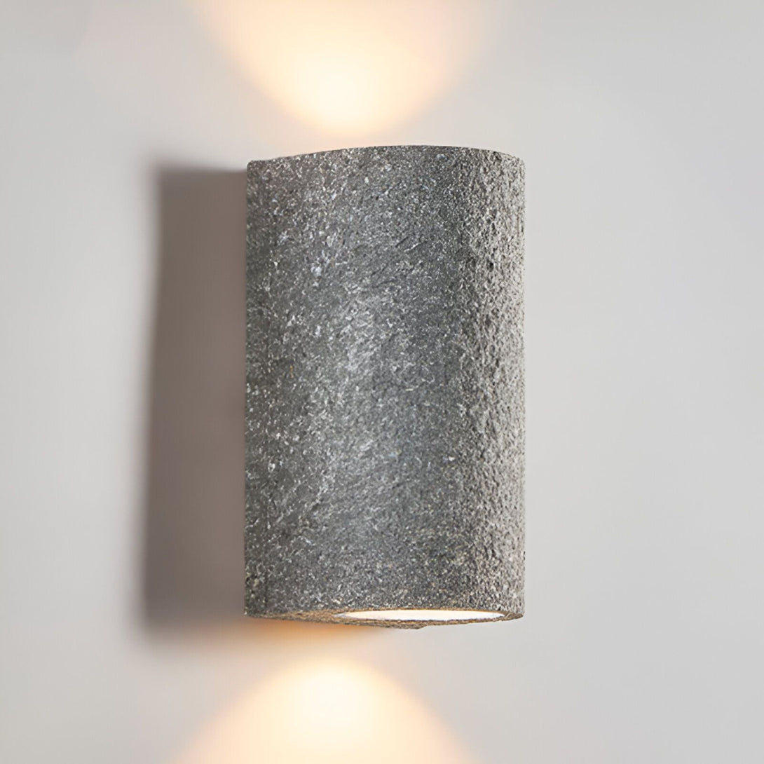 Une applique murale en pierre de couleur gris clair avec une lumière chaude. NA-3923317158,NA-6067964244,NA-3358865746,NA-2876745291,NA-6391241465,