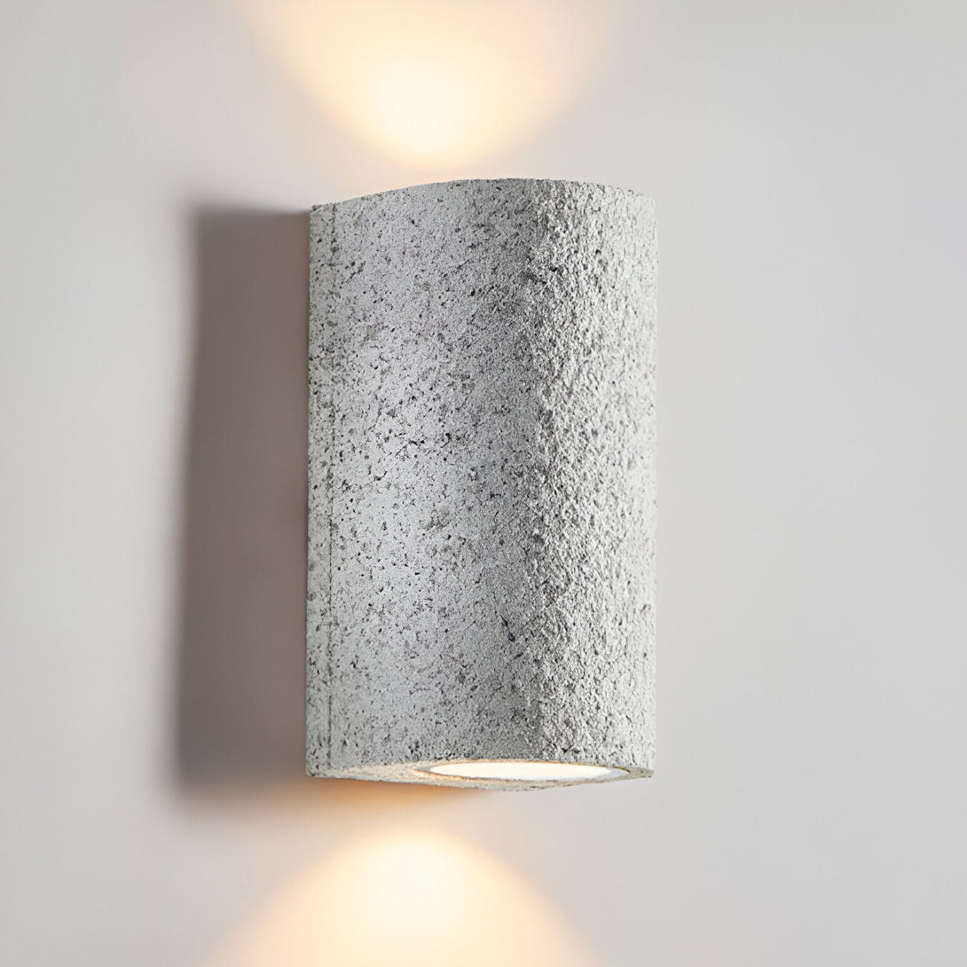 Une applique murale en pierre de couleur blanche émettant une lumière chaude vers le haut et le bas. NA-3923317158,NA-6067964244,NA-3358865746,NA-2876745291,NA-6391241465,