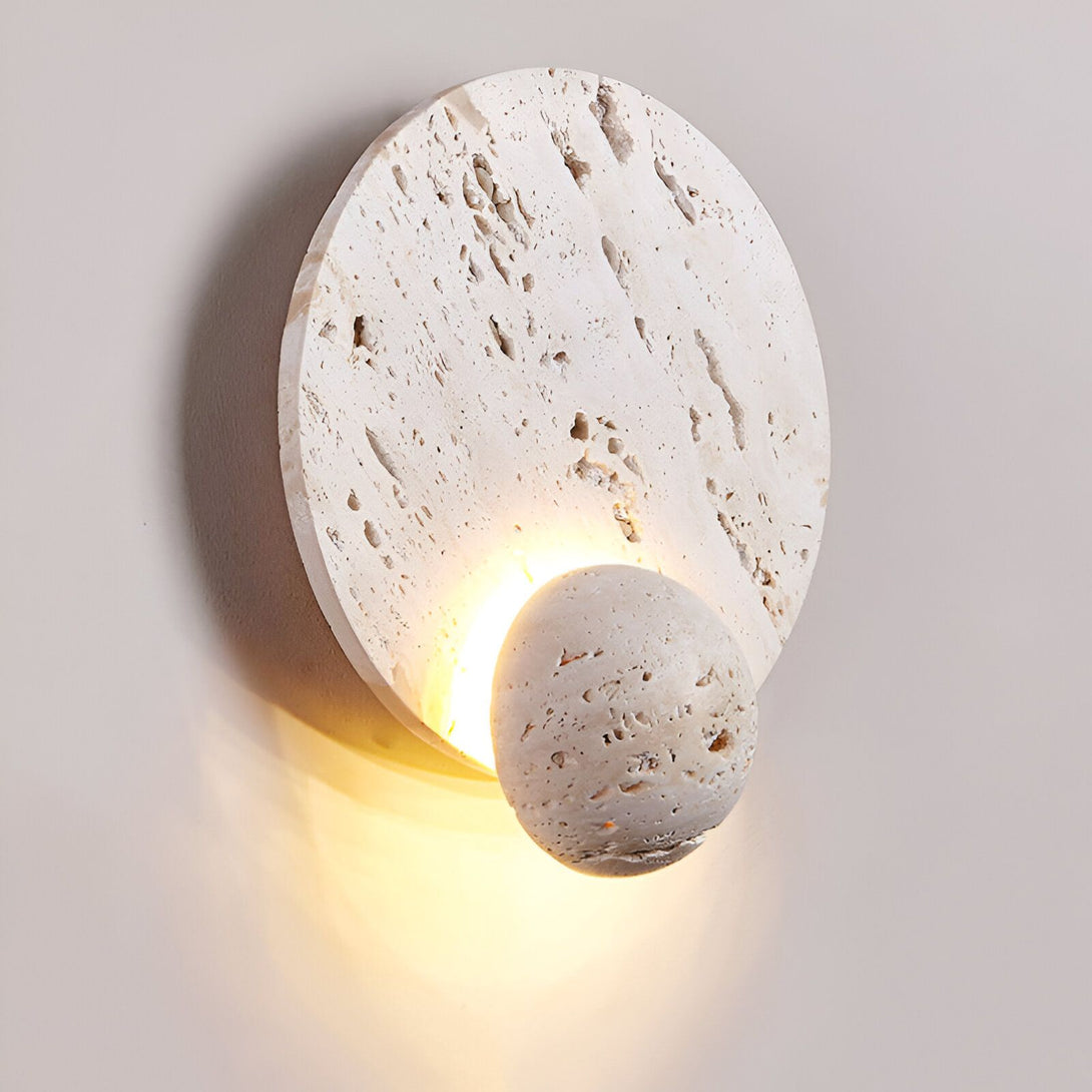 Une applique murale en pierre naturelle de forme ronde avec une lumière LED intégrée. L'applique est de couleur beige et possède un design moderne et élégant. Elle est parfaite pour éclairer un salon, une chambre ou un couloir. PI-3050710888,