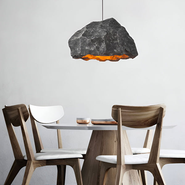 Une lampe en pierre noire est suspendue au-dessus d'une table à manger ronde en bois. Il y a quatre chaises en bois avec des coussins blancs autour de la table. RA-9561755904,RA-0007371128,RA-3873596881,RA-4036723030,RA-4420365110,RA-9983020580,RA-0329566733,RA-2944672525,RA-7491304923,RA-716099793X,RA-2302575555,RA-8841286717,RA-2320264825,RA-0194282074,RA-3488891917,RA-0296918814,