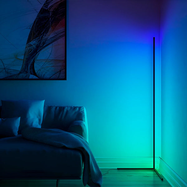 Une image d'une lampe d'ambiance lumineuse colorée dans un coin d'une pièce. La lampe est de couleur bleu et vert et éclaire le mur de la pièce. NE-6007763056,NE-5623274994,NE-2525524209,NE-938666142X,