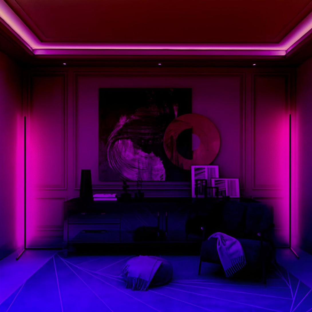 Une image d'un salon avec des lumières LED violettes et bleues. Il y a un canapé, une table basse et un tapis au sol. Il y a aussi des tableaux accrochés au mur. NE-6007763056,NE-5623274994,NE-2525524209,NE-938666142X,