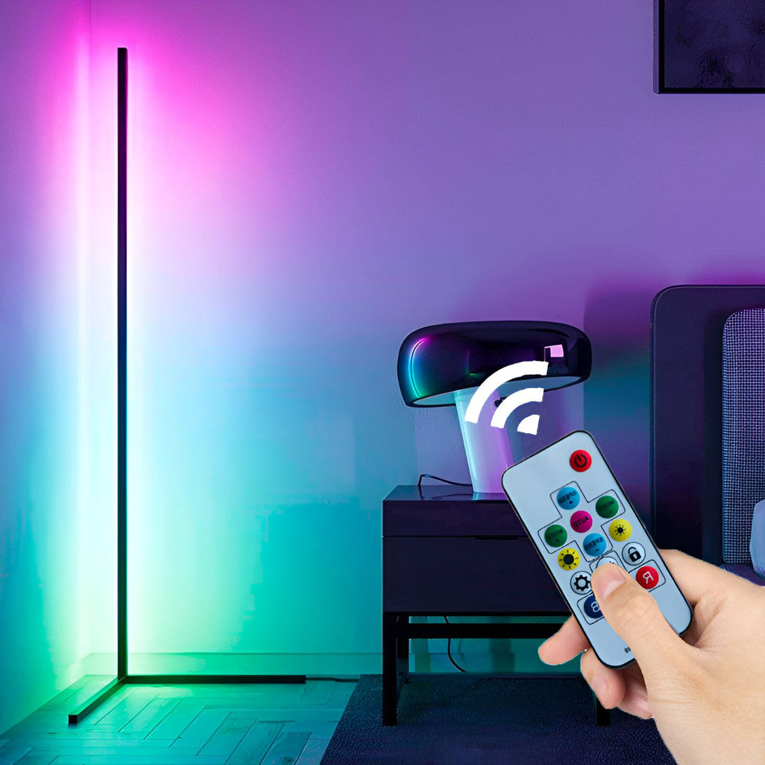 Une image d'un lampadaire LED RGB avec télécommande. Le lampadaire est placé dans le coin d'une pièce et projette une lumière colorée sur le mur. La télécommande est utilisée pour changer la couleur et la luminosité de la lumière. NE-6007763056,NE-5623274994,NE-2525524209,NE-938666142X,