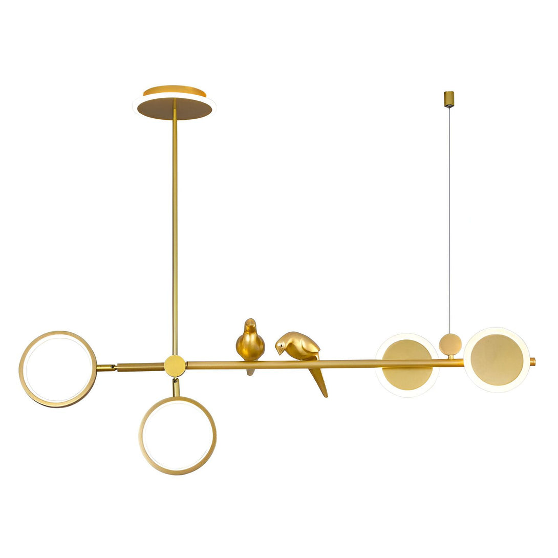 Une image d'un lustre doré avec des oiseaux. Le lustre est composé de trois anneaux et d'une barre horizontale. Les oiseaux sont perchés sur la barre horizontale. OS-708742372X,OS-509121187X,