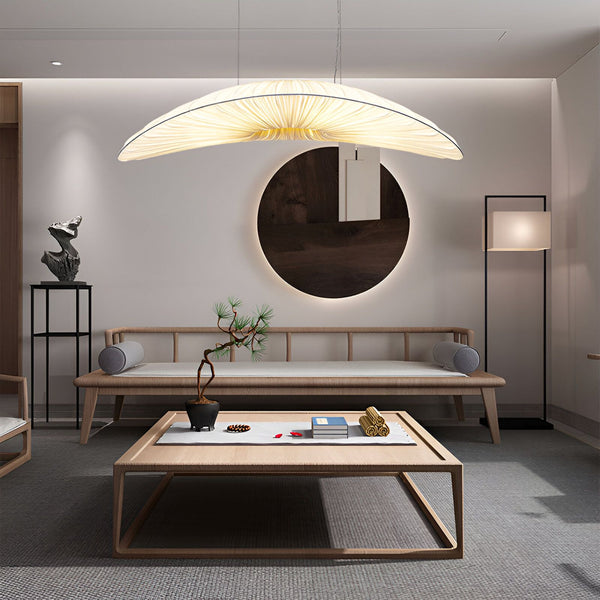 Une image d'un salon avec un canapé, une table basse, une lampe suspendue et un lampadaire. Le canapé est en bois avec des coussins blancs et la table basse est également en bois. La lampe suspendue est en forme de pétale de fleur et le lampadaire est en métal noir avec un abat-jour blanc. Le sol est recouvert d'un tapis gris. PA-8916878365,PA-7070545606,PA-9236321488,PA-1972012606,PA-5688899360,PA-7112146518,PA-9781997710,PA-3345251027,