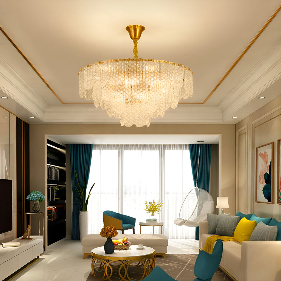 Une image d'un salon avec un lustre en cristal. Le lustre est rond et doré, et il est suspendu au plafond. Il y a un canapé, une table basse et une télévision dans le salon. PE-8989591325,PE-642660481X,PE-3701985286,PE-234610650X,PE-4491396426,PE-9917021671,