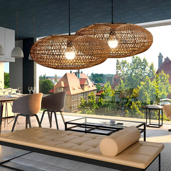 Une image d'un luminaire plafonnier en rotin. Le luminaire est de forme ovale et est suspendu au plafond par un fil. Il est fabriqué à partir de rotin tressé et diffuse une lumière douce et tamisée. Le luminaire est idéal pour une utilisation dans un salon, une salle à manger ou une chambre à coucher. SI-5574586061,