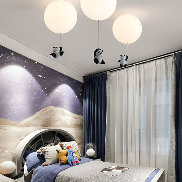Une chambre d'enfant avec un lit, une table de chevet, un tapis, des rideaux et trois suspensions en forme de panda. BE-0612517705,BE-4930692067,BE-7929978281,BE-2149656299,BE-766580439X,BE-9592239738,BE-8589368904,BE-8305891976,BE-9260675022,BE-2856044549,BE-4978910250,BE-1519077742,BE-8354019047,BE-5089037310,BE-7976696343,BE-3780325764,BE-7186272339,BE-5124615273,