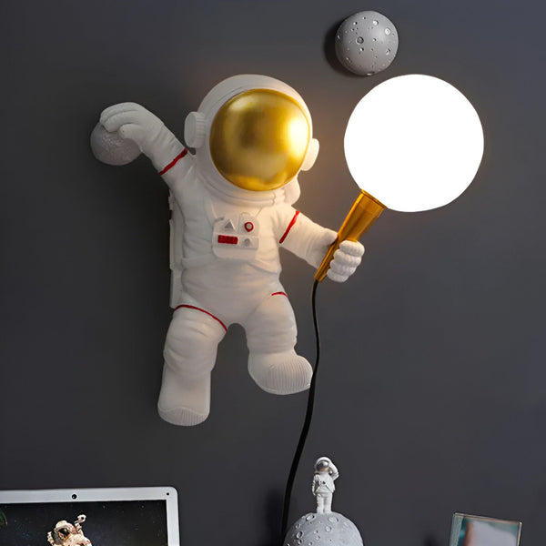 L'image représente une applique murale en forme d'astronaute. L'astronaute est en train de grimper sur un mur et tient une planète dans sa main. L'applique est en résine et mesure 25 cm de haut. Elle est dotée d'une lumière LED et d'un interrupteur. AS-8040619378,AS-6297617716,AS-985749658X,AS-5146813485,AS-467019237X,AS-1270289780,AS-9299916284,AS-1323225196,AS-8179455408,AS-9057229498,AS-5184569901,AS-6777445285,AS-3281223907,AS-2399785142,AS-3426277867,AS-2500196445,