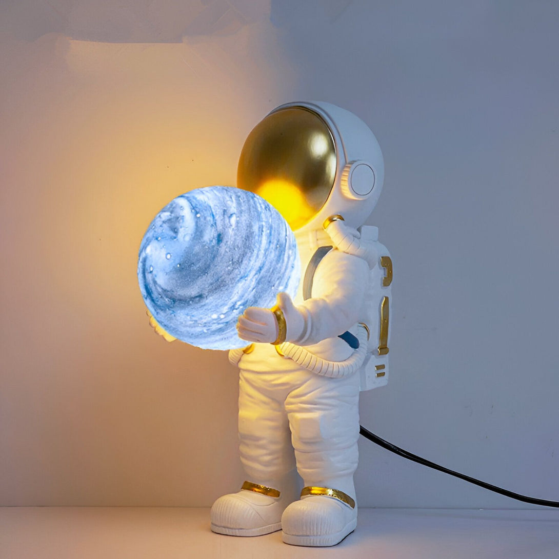 Une lampe en forme d'astronaute tenant une planète lumineuse dans ses mains. AS-8040619378,AS-6297617716,AS-985749658X,AS-5146813485,AS-467019237X,AS-1270289780,AS-9299916284,AS-1323225196,AS-8179455408,AS-9057229498,AS-5184569901,AS-6777445285,AS-3281223907,AS-2399785142,AS-3426277867,AS-2500196445,