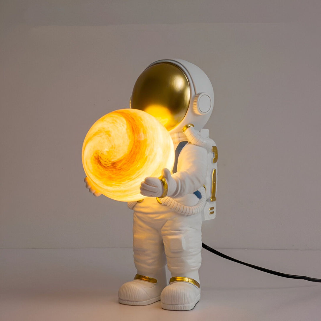 Une lampe en forme d'astronaute tenant une planète lumineuse dans ses mains. AS-8040619378,AS-6297617716,AS-985749658X,AS-5146813485,AS-467019237X,AS-1270289780,AS-9299916284,AS-1323225196,AS-8179455408,AS-9057229498,AS-5184569901,AS-6777445285,AS-3281223907,AS-2399785142,AS-3426277867,AS-2500196445,