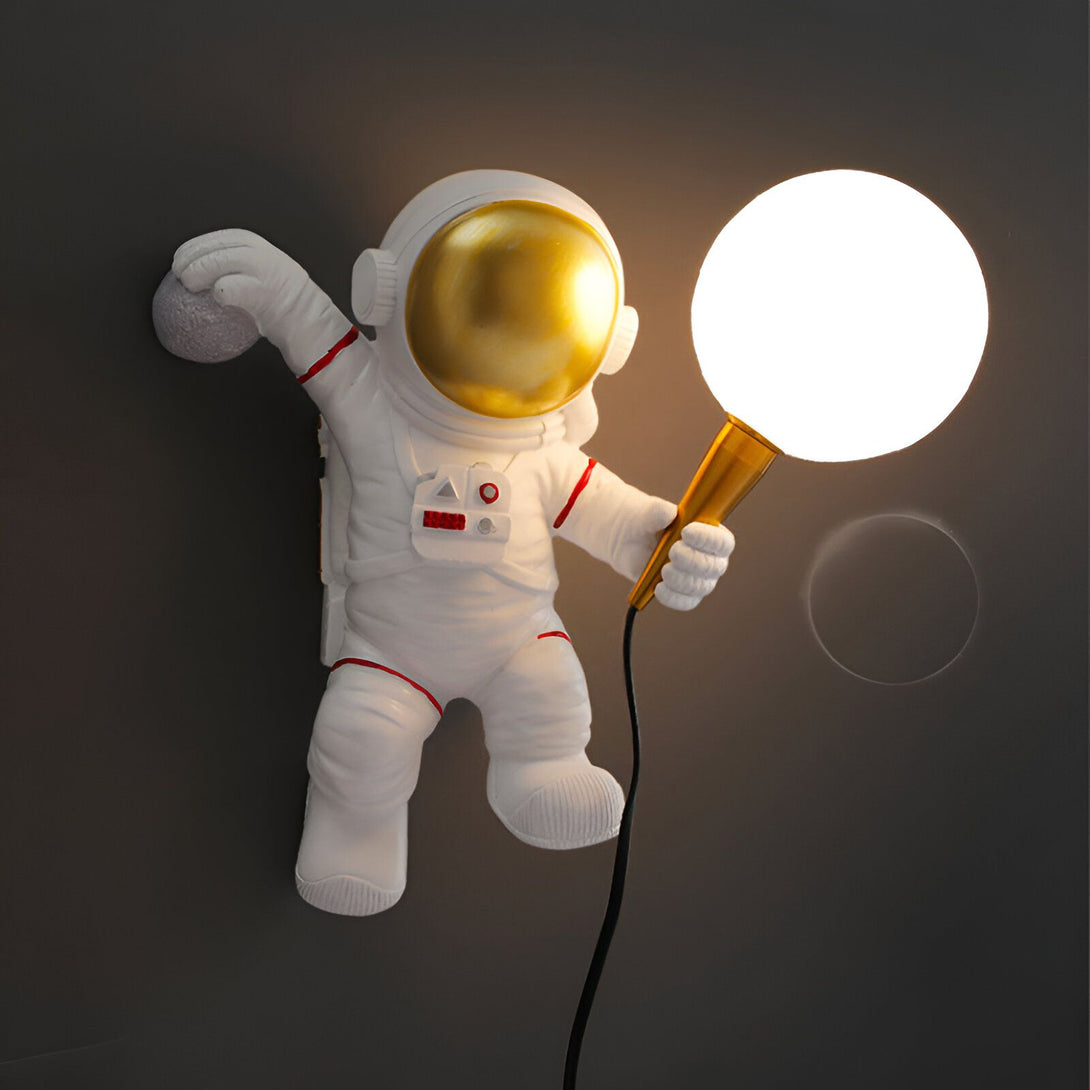 L'image représente une applique murale en forme d'astronaute. L'astronaute est en train de grimper sur un mur et tient une planète lumineuse dans sa main. L'applique est en résine et mesure 20 cm de haut. AS-8040619378,AS-6297617716,AS-985749658X,AS-5146813485,AS-467019237X,AS-1270289780,AS-9299916284,AS-1323225196,AS-8179455408,AS-9057229498,AS-5184569901,AS-6777445285,AS-3281223907,AS-2399785142,AS-3426277867,AS-2500196445,