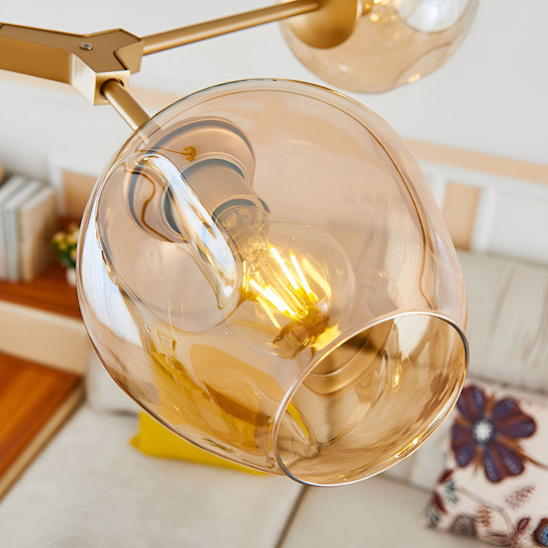 Une lampe en verre doré avec une ampoule à filament est suspendue au plafond.
